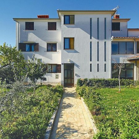 2 Bedroom Nice Apartment In Πόρετς Εξωτερικό φωτογραφία