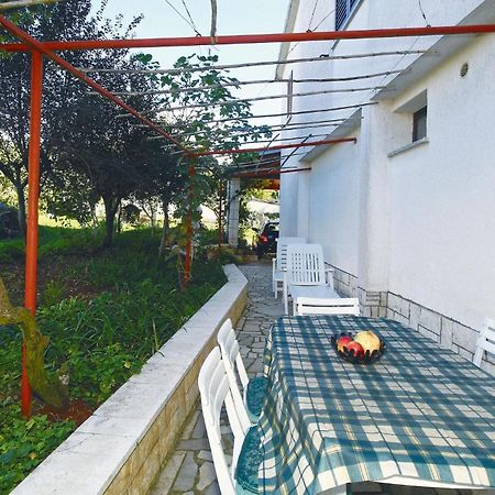 2 Bedroom Nice Apartment In Πόρετς Εξωτερικό φωτογραφία