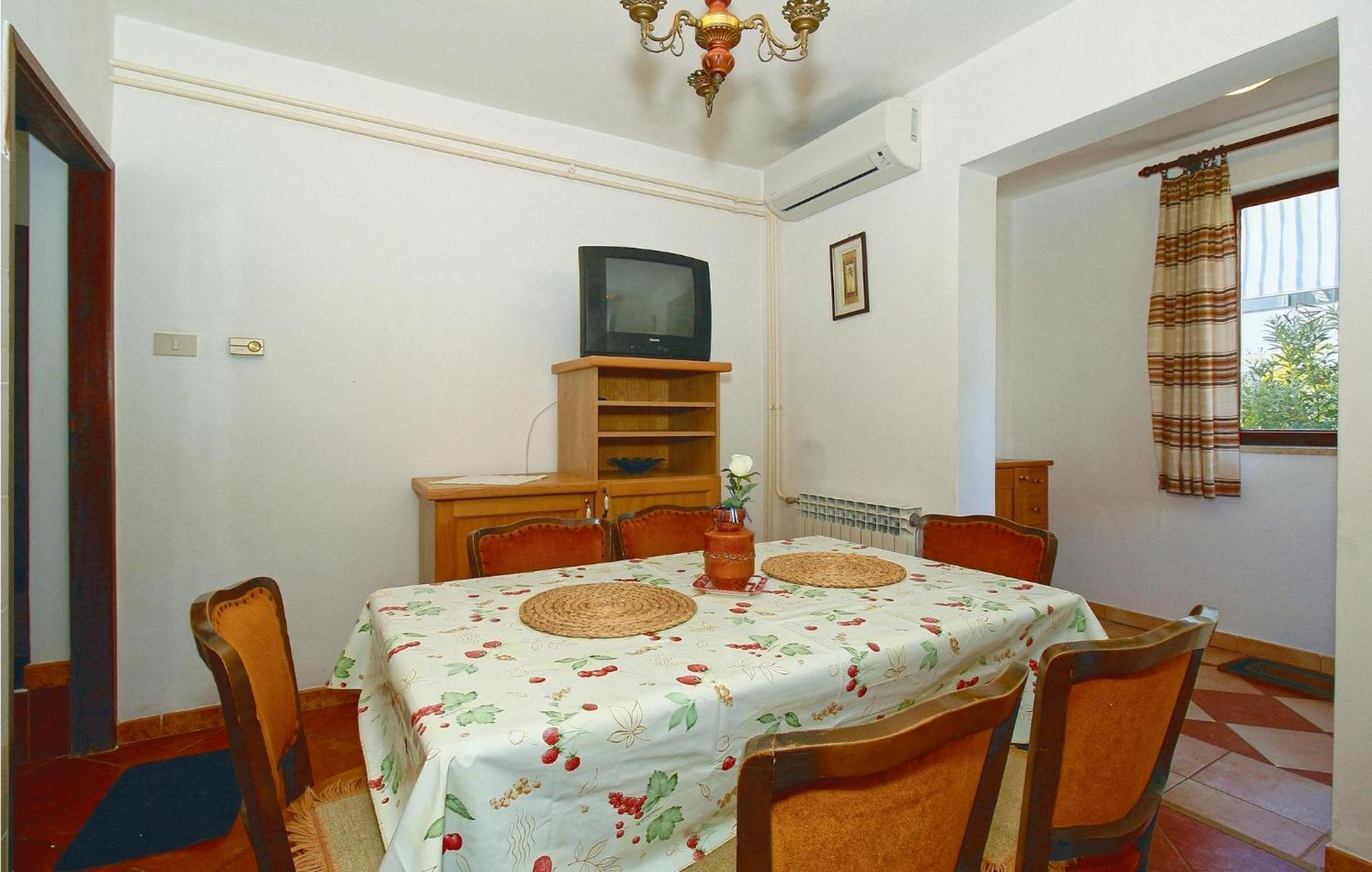 2 Bedroom Nice Apartment In Πόρετς Εξωτερικό φωτογραφία