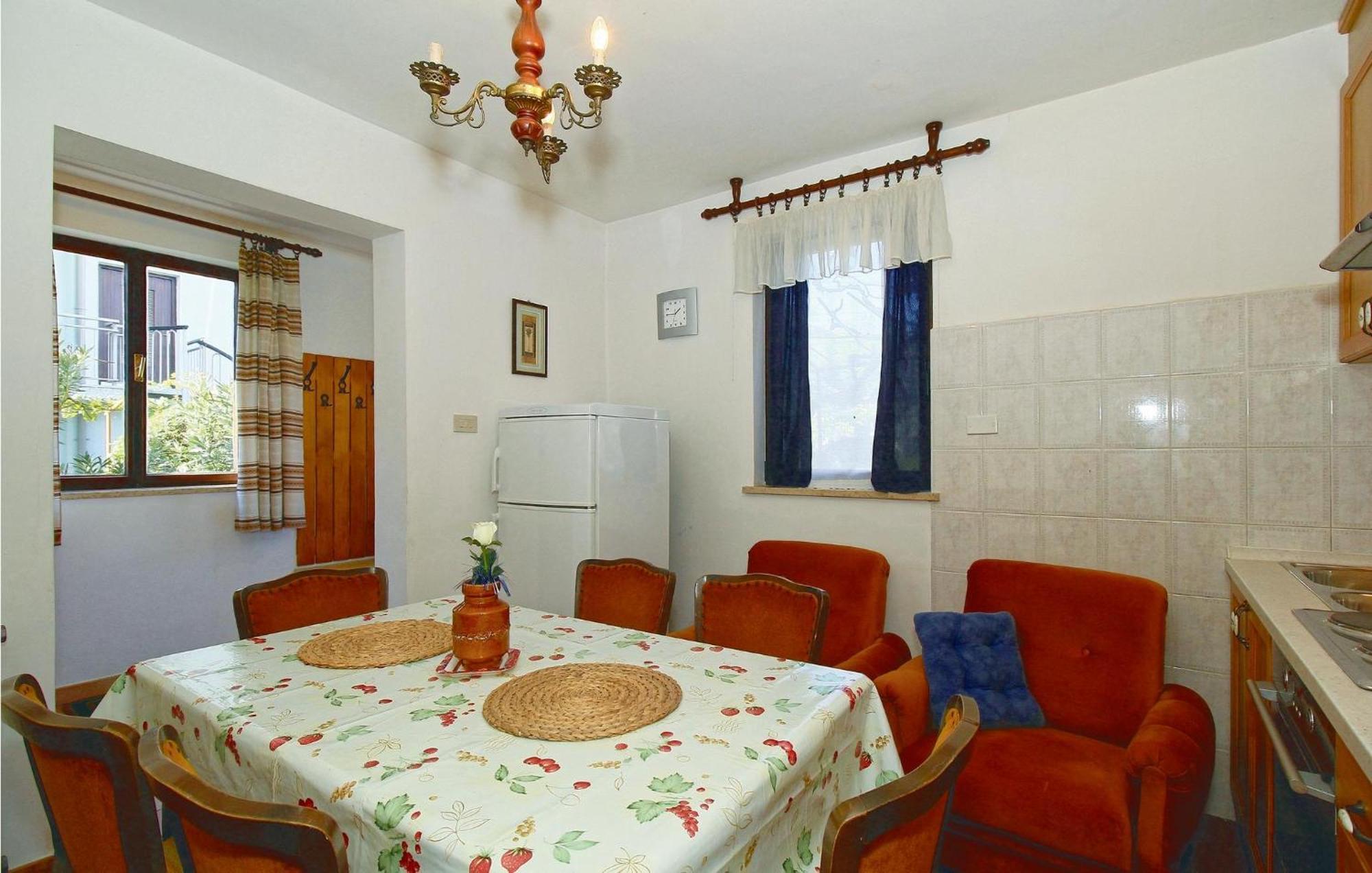 2 Bedroom Nice Apartment In Πόρετς Εξωτερικό φωτογραφία