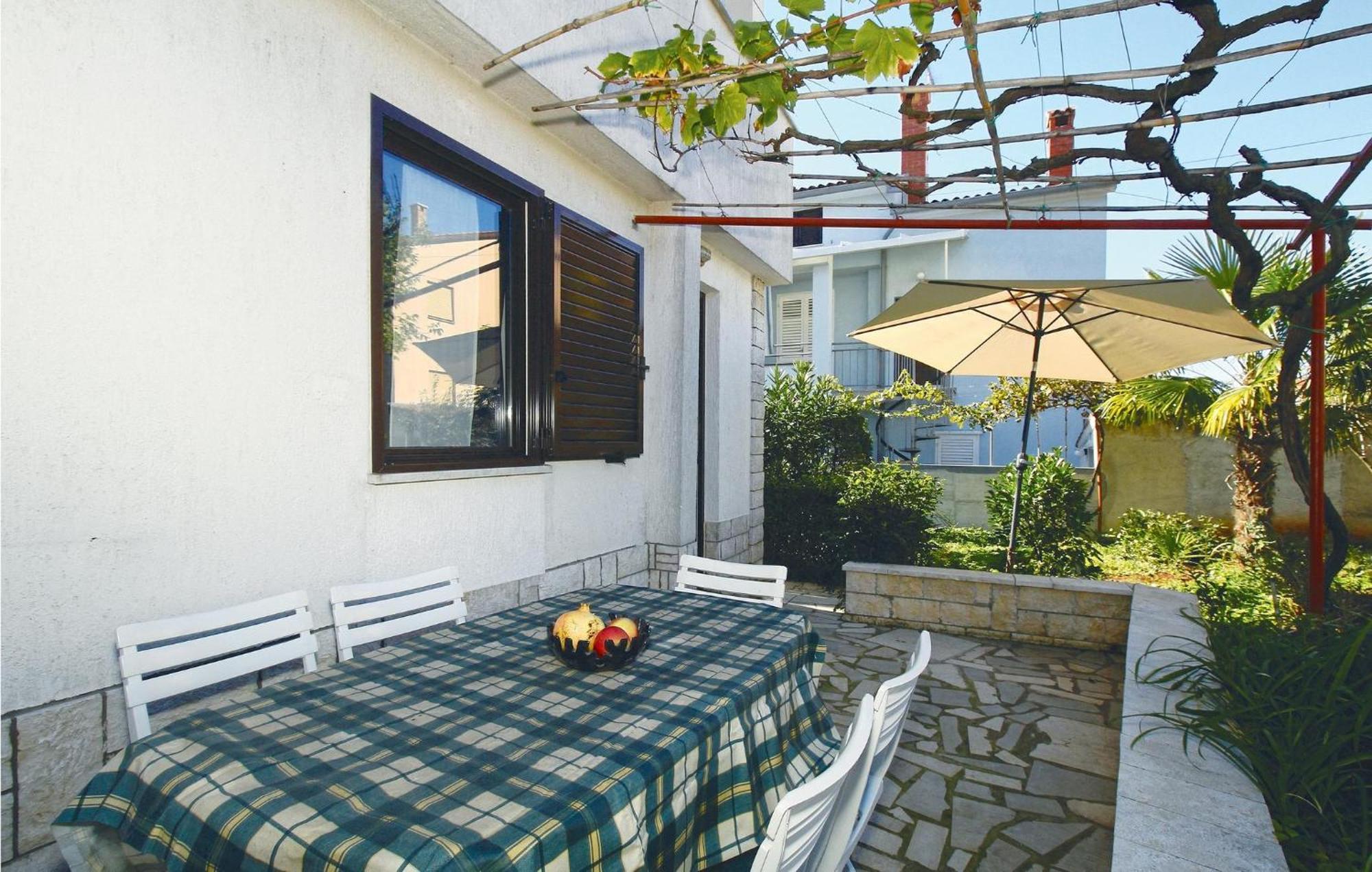 2 Bedroom Nice Apartment In Πόρετς Εξωτερικό φωτογραφία