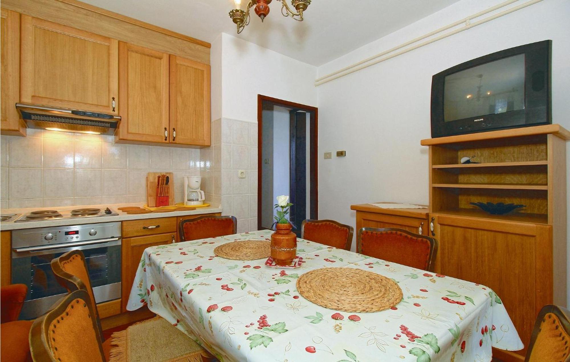 2 Bedroom Nice Apartment In Πόρετς Εξωτερικό φωτογραφία