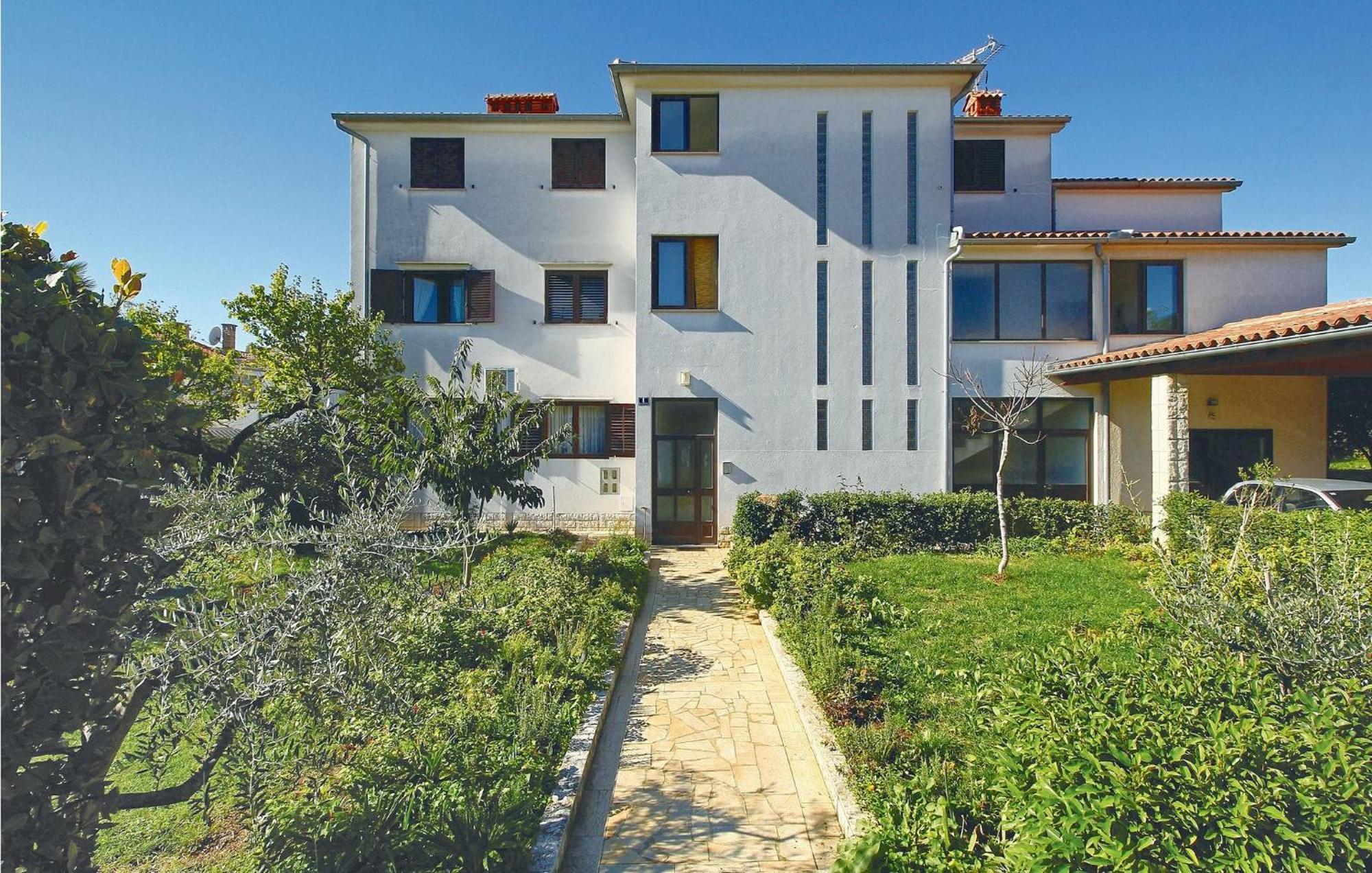 2 Bedroom Nice Apartment In Πόρετς Εξωτερικό φωτογραφία