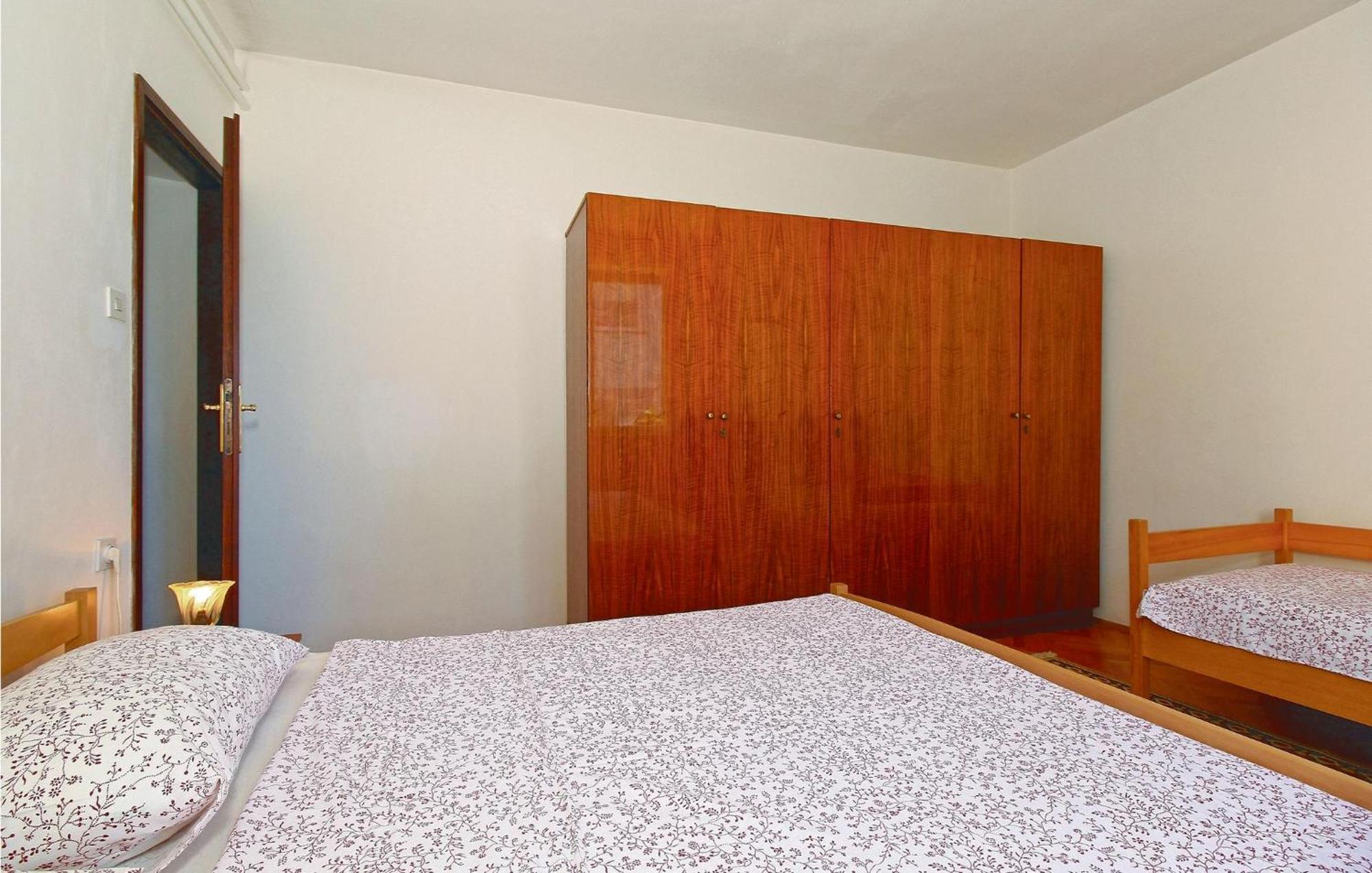 2 Bedroom Nice Apartment In Πόρετς Εξωτερικό φωτογραφία