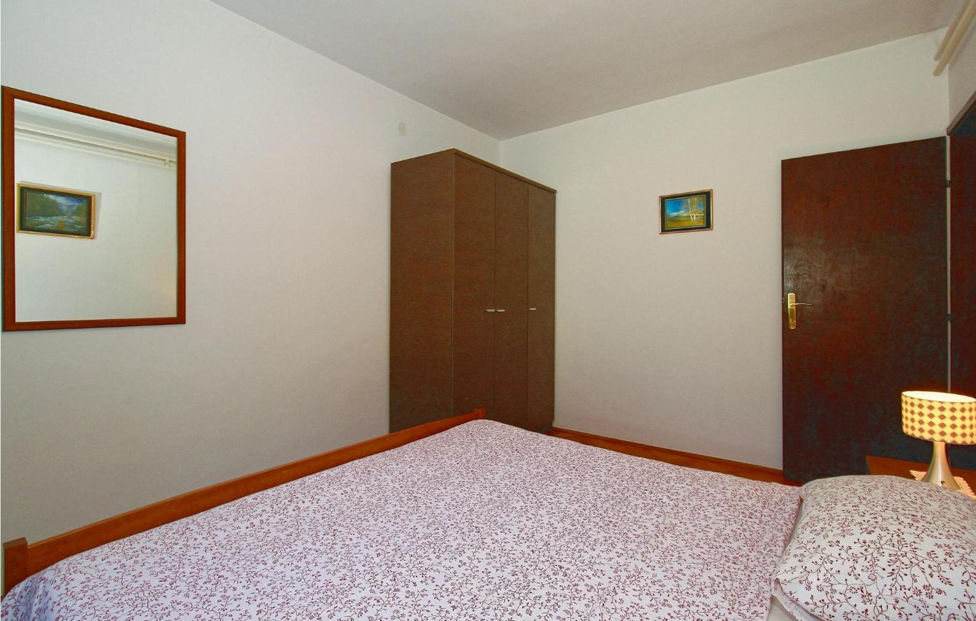 2 Bedroom Nice Apartment In Πόρετς Εξωτερικό φωτογραφία