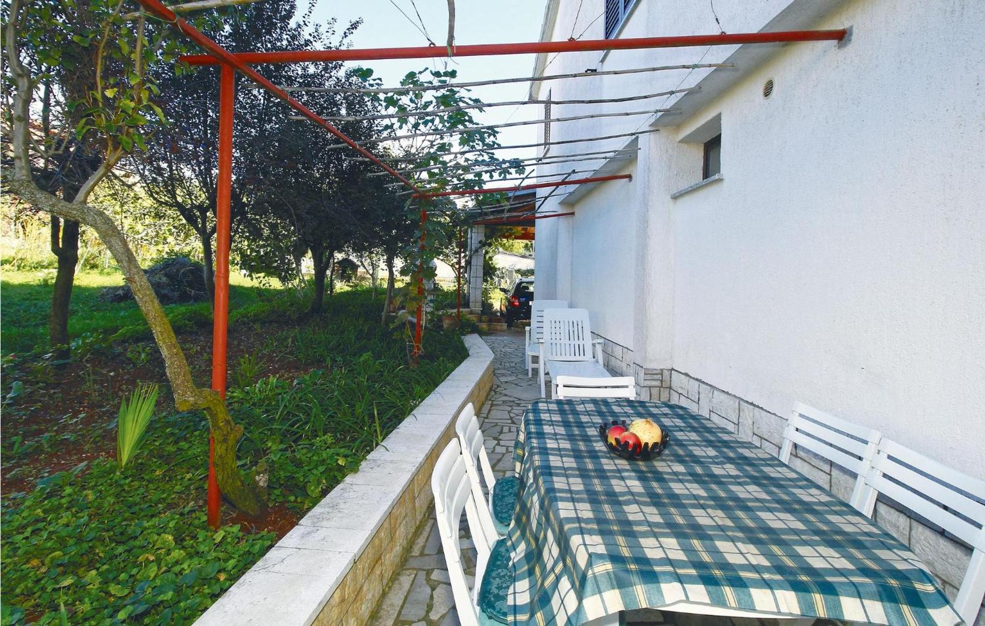 2 Bedroom Nice Apartment In Πόρετς Εξωτερικό φωτογραφία